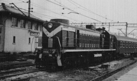 Lokomotywa spalinowa SM48 z wagonami osobowymi na stacji w Chełmie....
